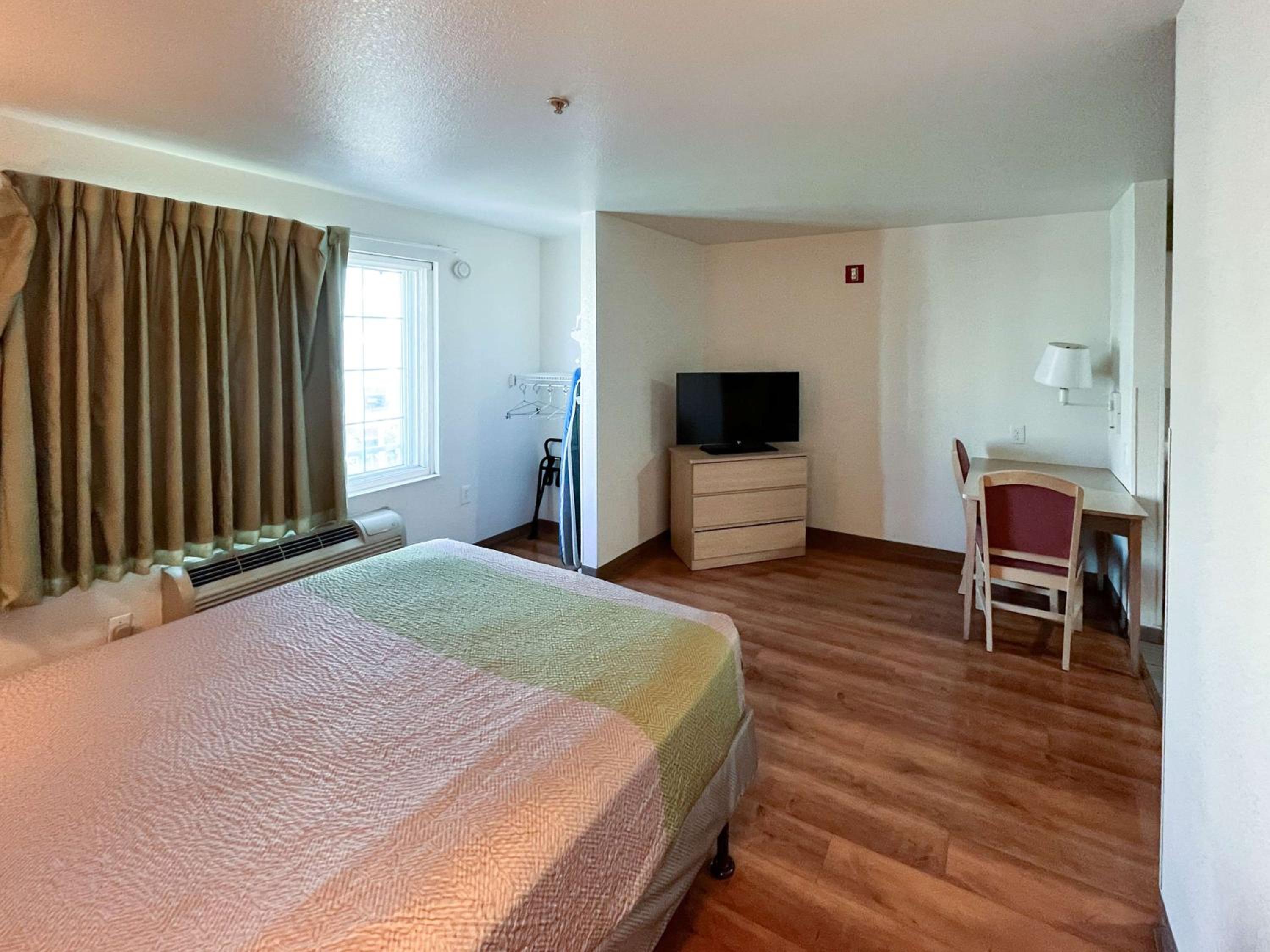 1 Queen Bed - ADA/RI Shower