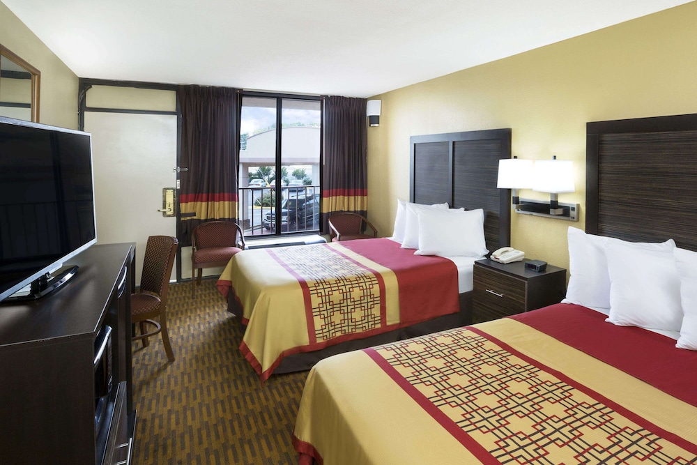 Days Inn by Wyndham Columbus-North Fort Moore 13/25