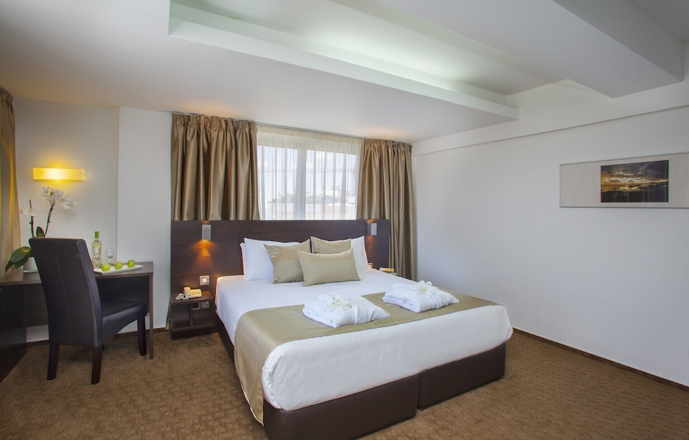 ibis Styles Larnaca Finikoudes Beach 6/32