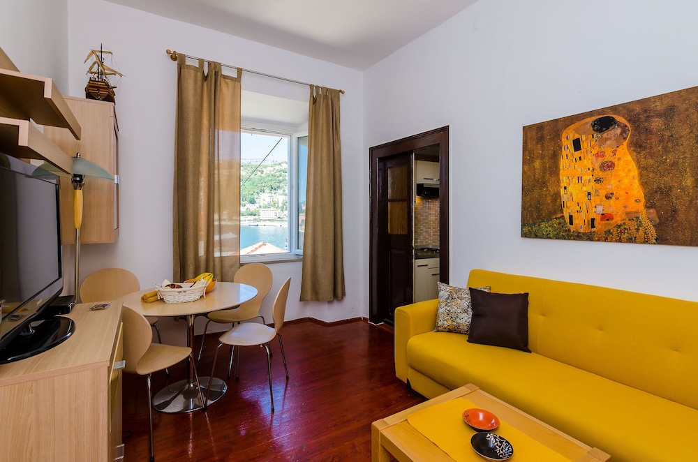 ORKA APARTMENTS 48/75