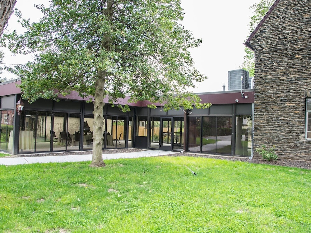 The Manor on Front 43/50