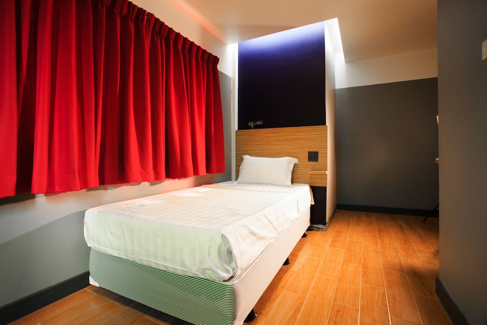 ROOM, SINGLE