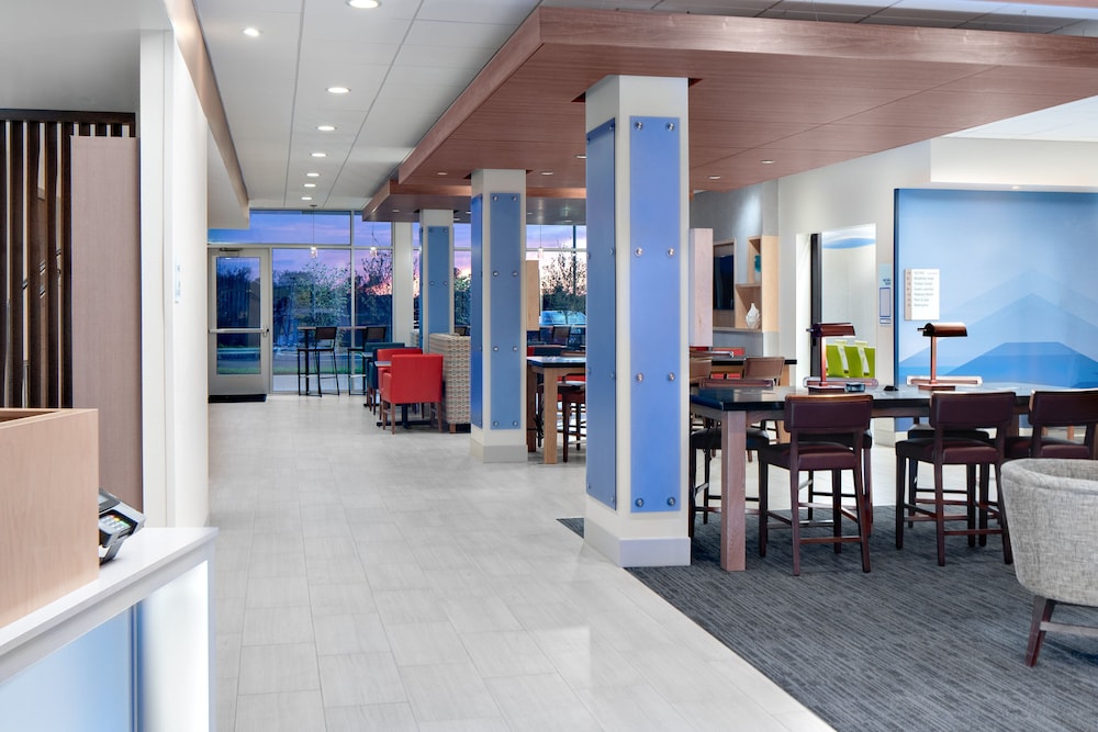 Holiday Inn Express & Suites Elkhorn - Lake Geneva Area 40/55