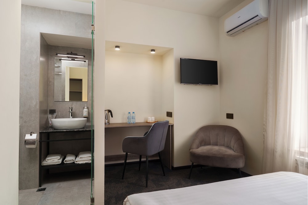 Elysium Gallery Hotel 68/74