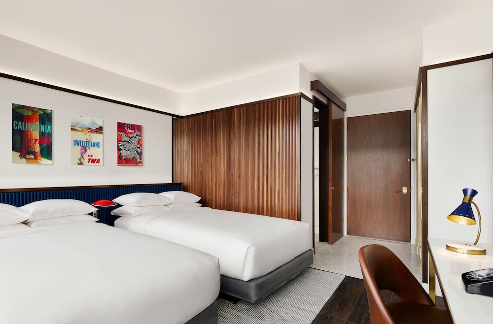 Deluxe, 2 Queen Beds, Runway View