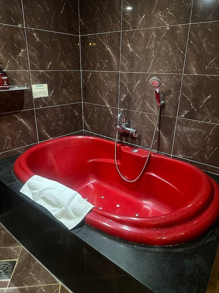 V Hotel 32/50