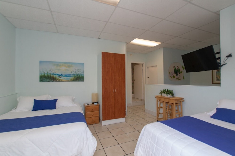 1 Single and 2 Double Beds, Den