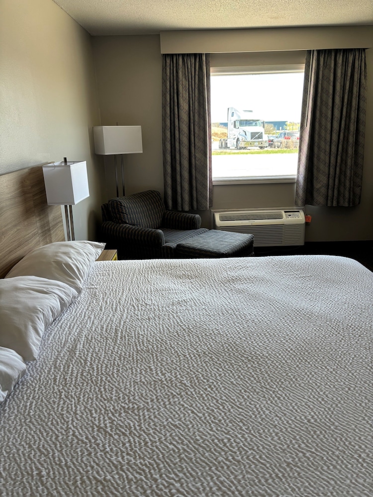 Days Inn by Wyndham West Branch Iowa City Area 17/42