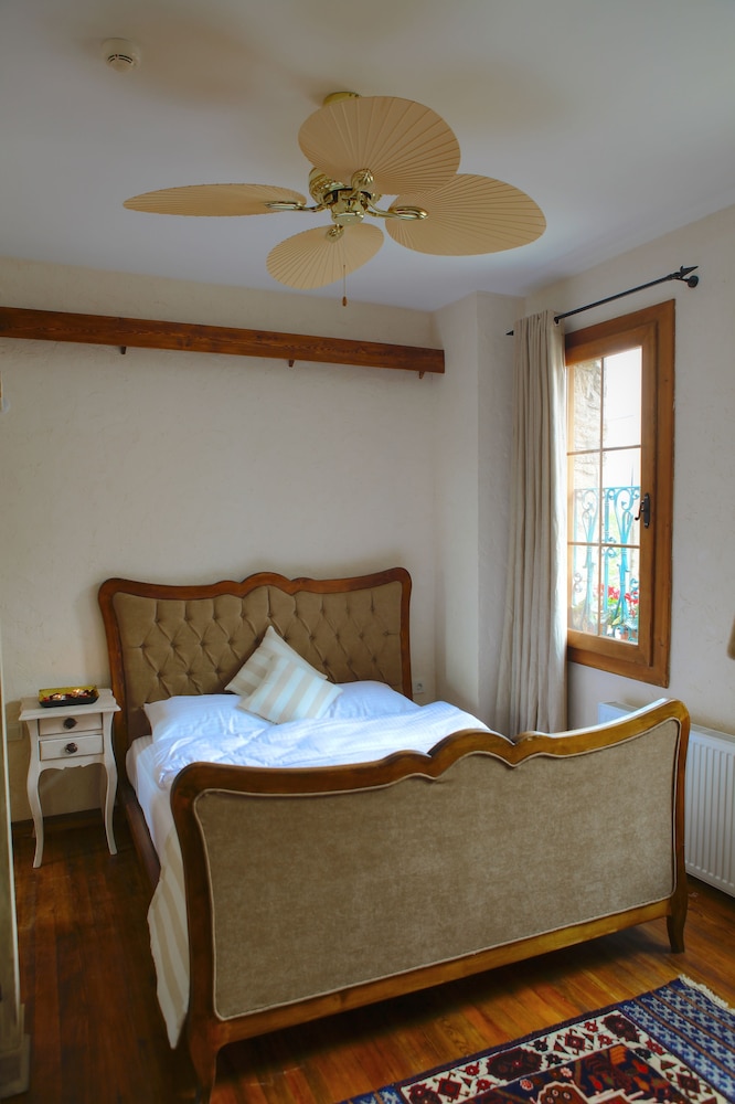 DELUXE, DOUBLE BED