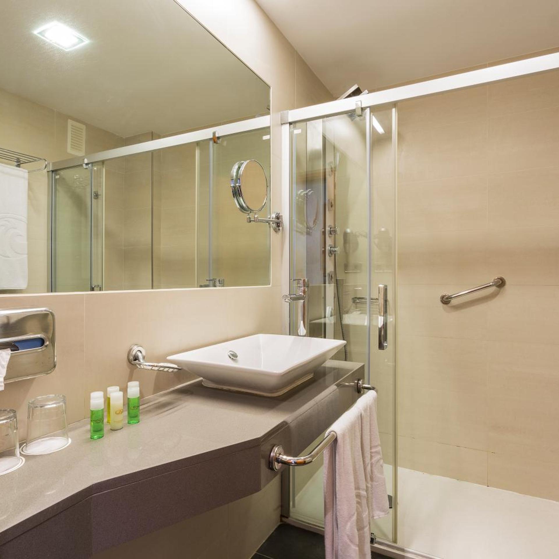 غرفة ديلوكس بسرير مزدوج بشرفة بجاكوزي، Palladium Hotel Cala Llonga - Adults Only 6/7