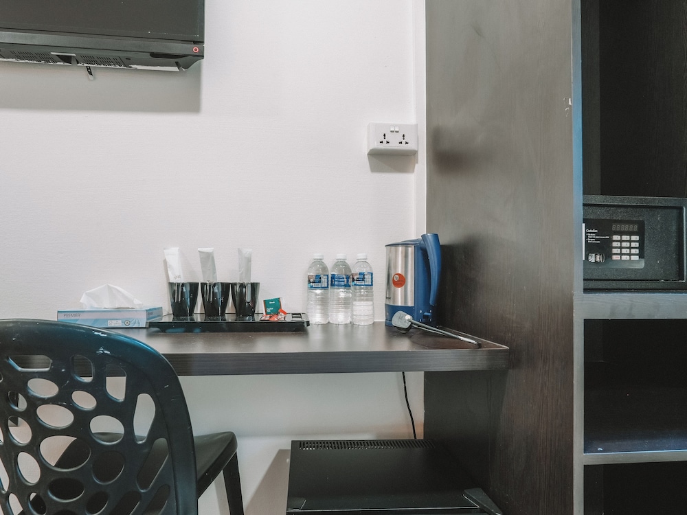 A Hotel Desker 9/55