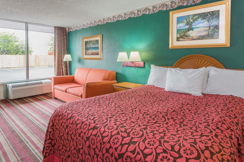 Days Inn by Wyndham Fort Myers 15/31
