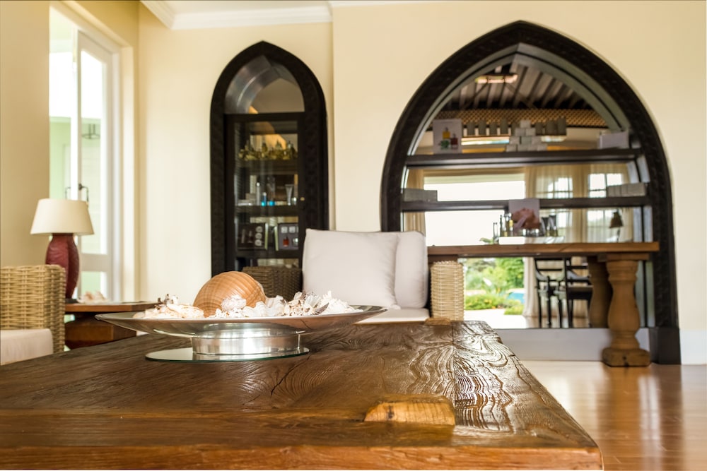 Hemingways Nairobi 34/54