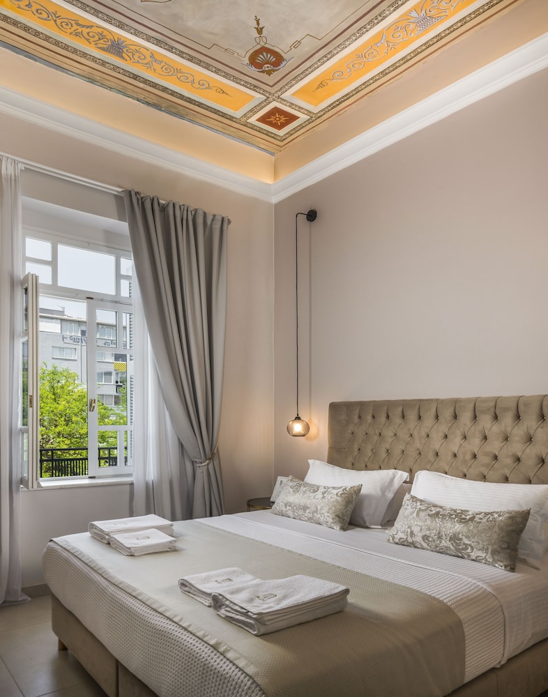 SUPERIOR, DOUBLE BED, CITY VIEW