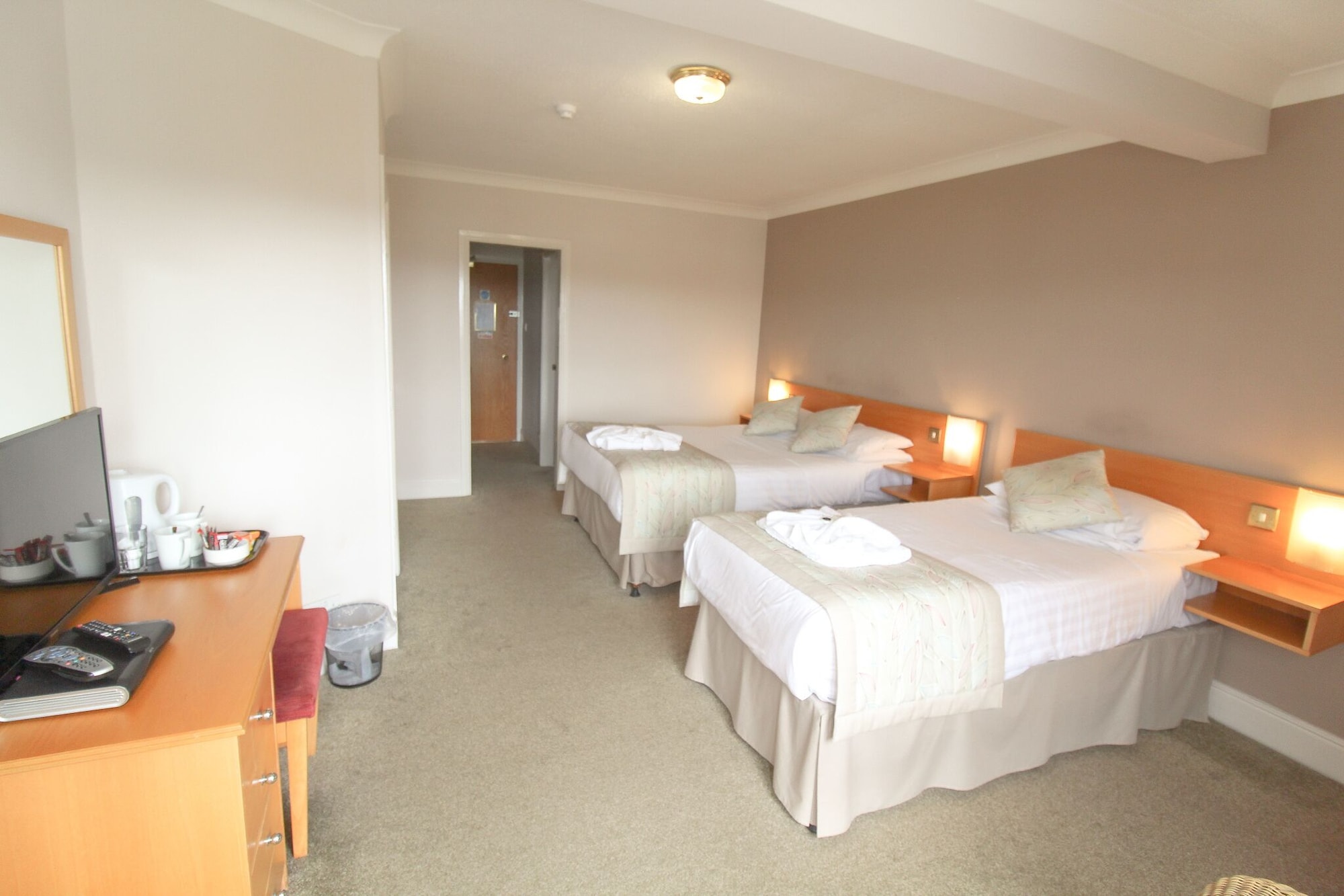 ROOM, DOUBLE OR TWIN BED