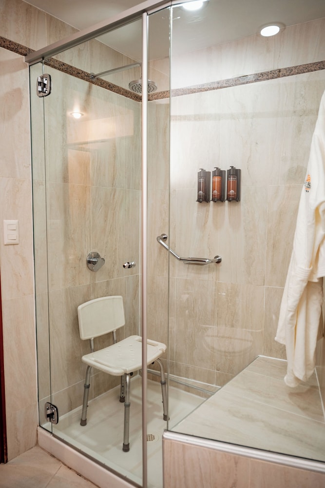 Suites Camino Real 73/73