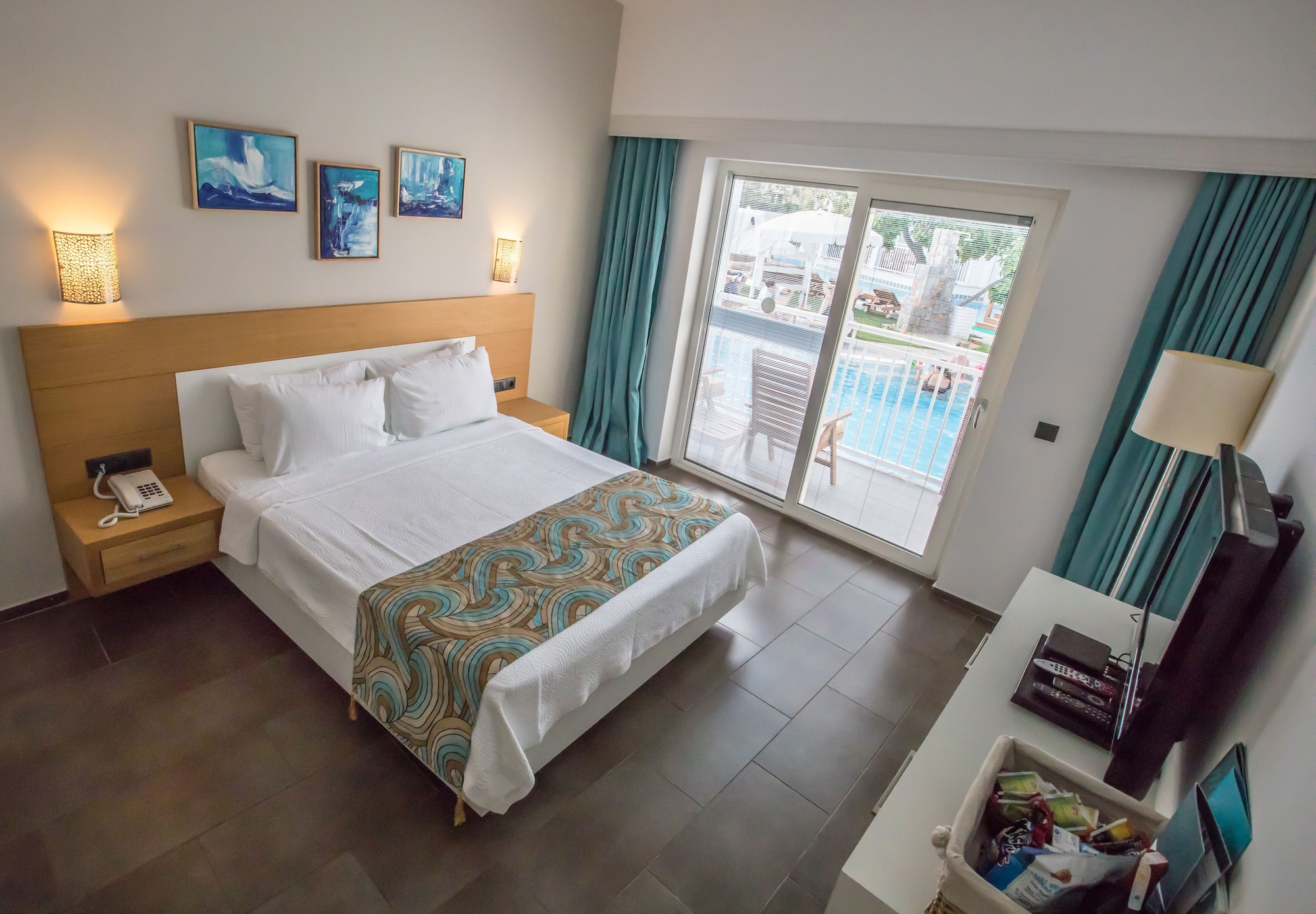 CLASSIC, DOUBLE BED, POOL VIEW