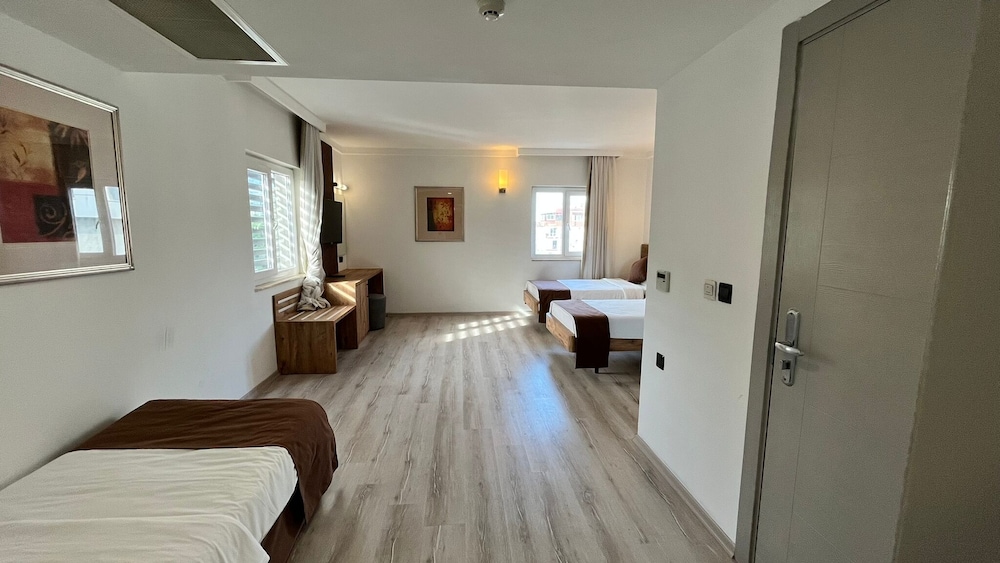Uptown Buyuk Anadolu Girne Hotel 12/34