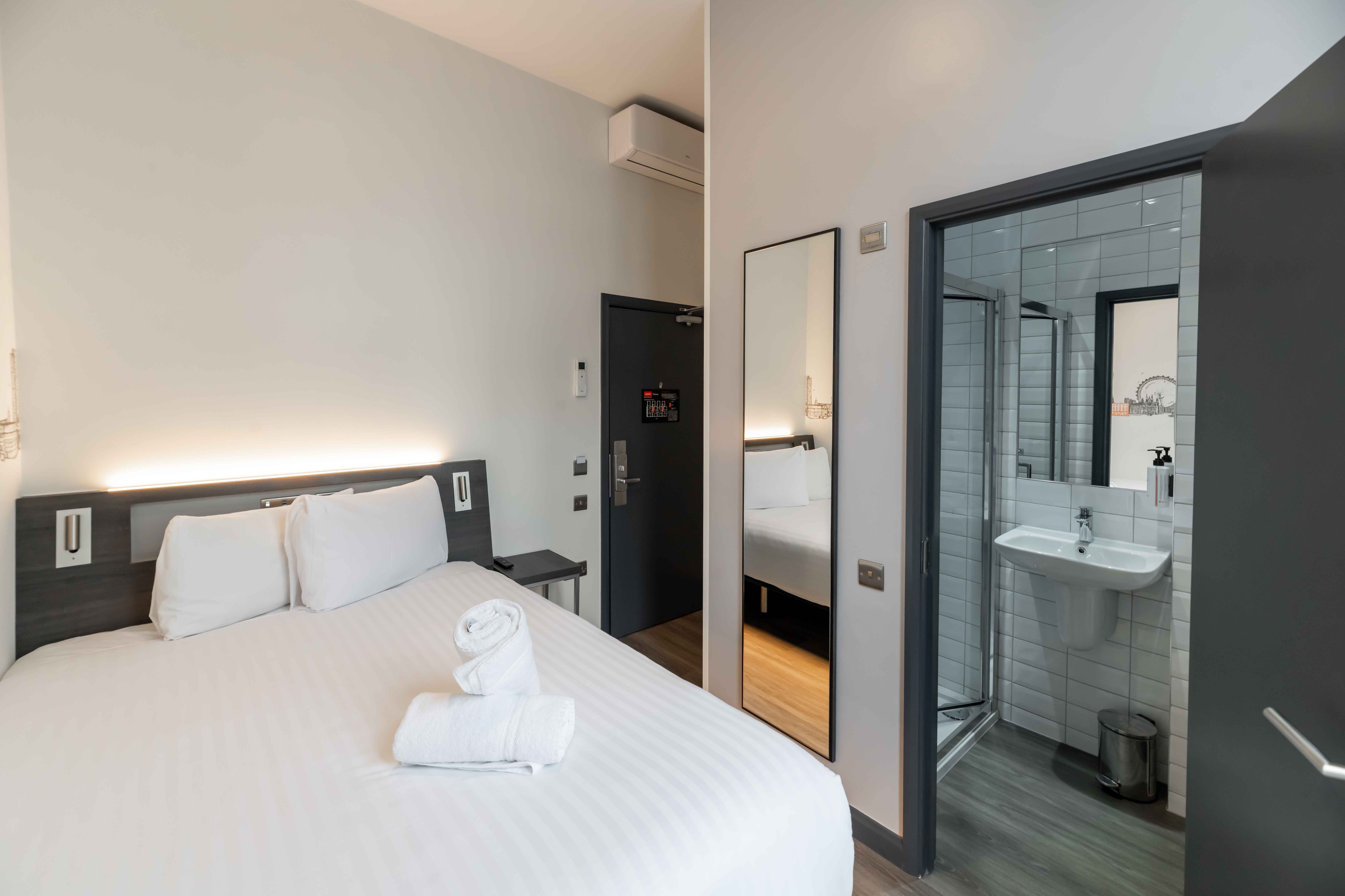 غرفة قياسية بسرير مزدوج، easyHotel London Victoria 2/6