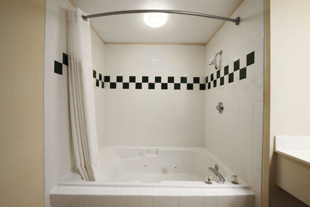 Ramada By Wyndham Seatac Airport 15/35