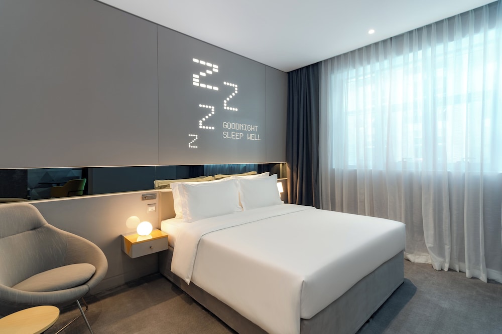 URBAN, DELUXE, KING BED