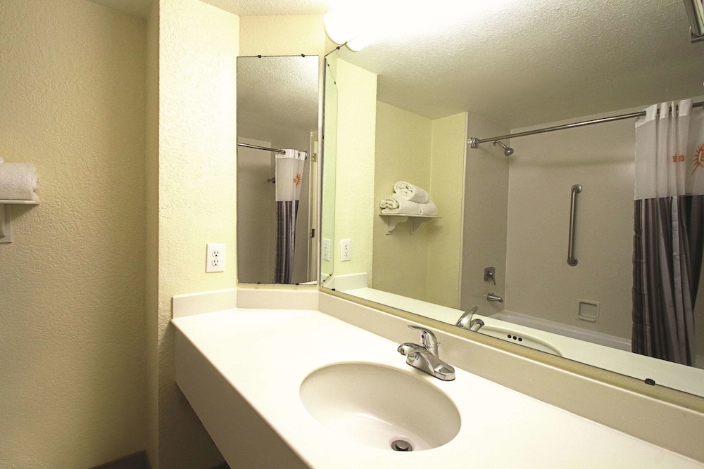 La Quinta Inn & Suites by Wyndham Coral Springs Univ Dr 9/23