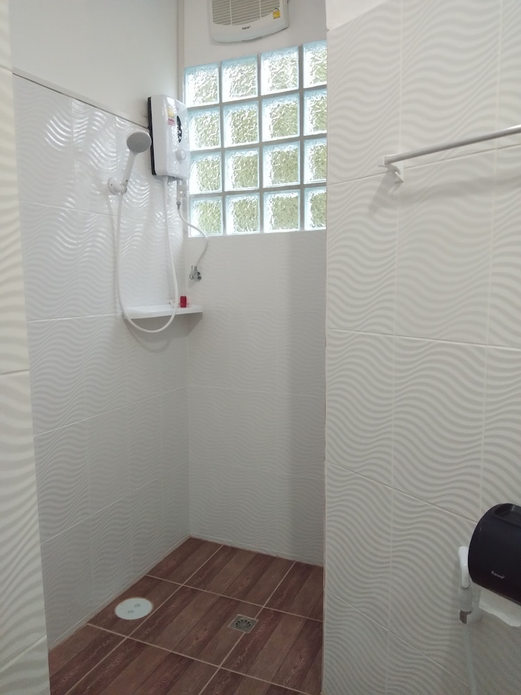 Chomlay Restaurant & Room For Rent 25/27