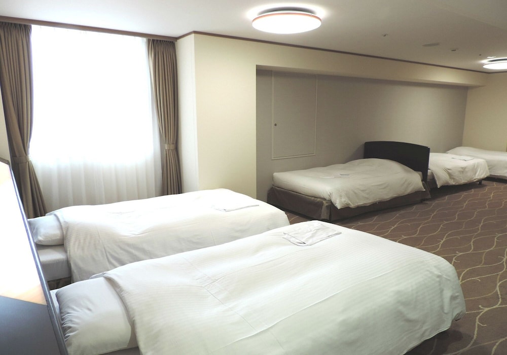 DELUXE, TWIN BEDS, 2 SOFA