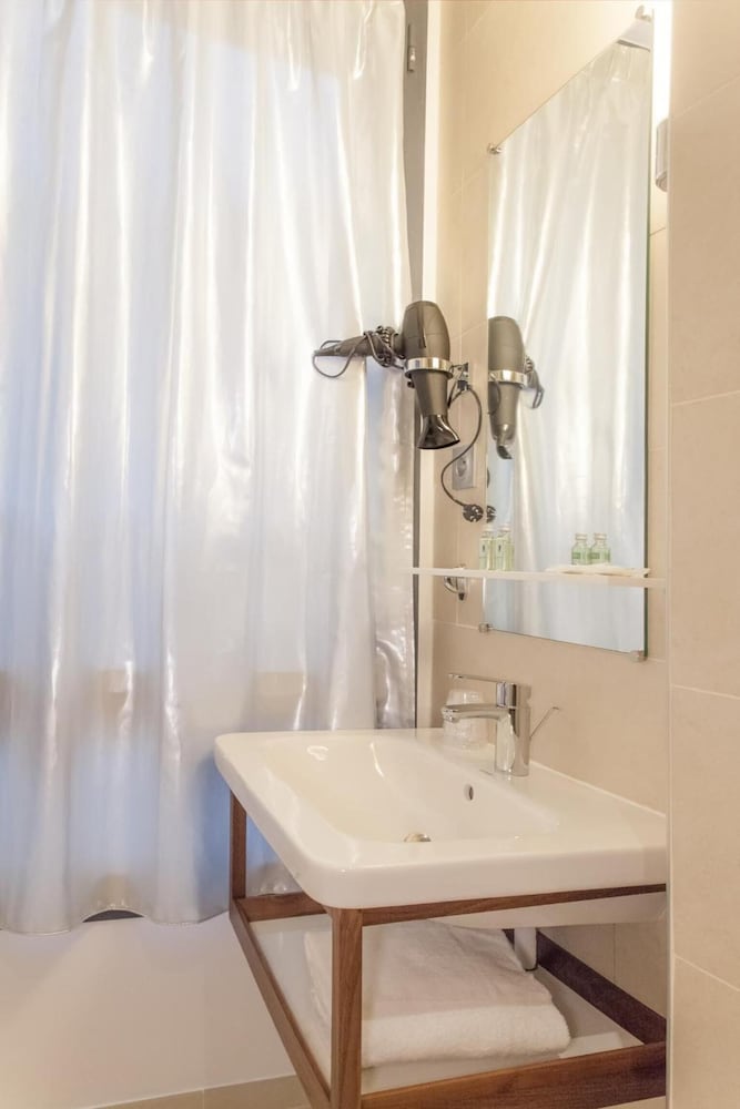 COMFORT HOTEL SIXTEEN PARIS MONTROUGE 27/67
