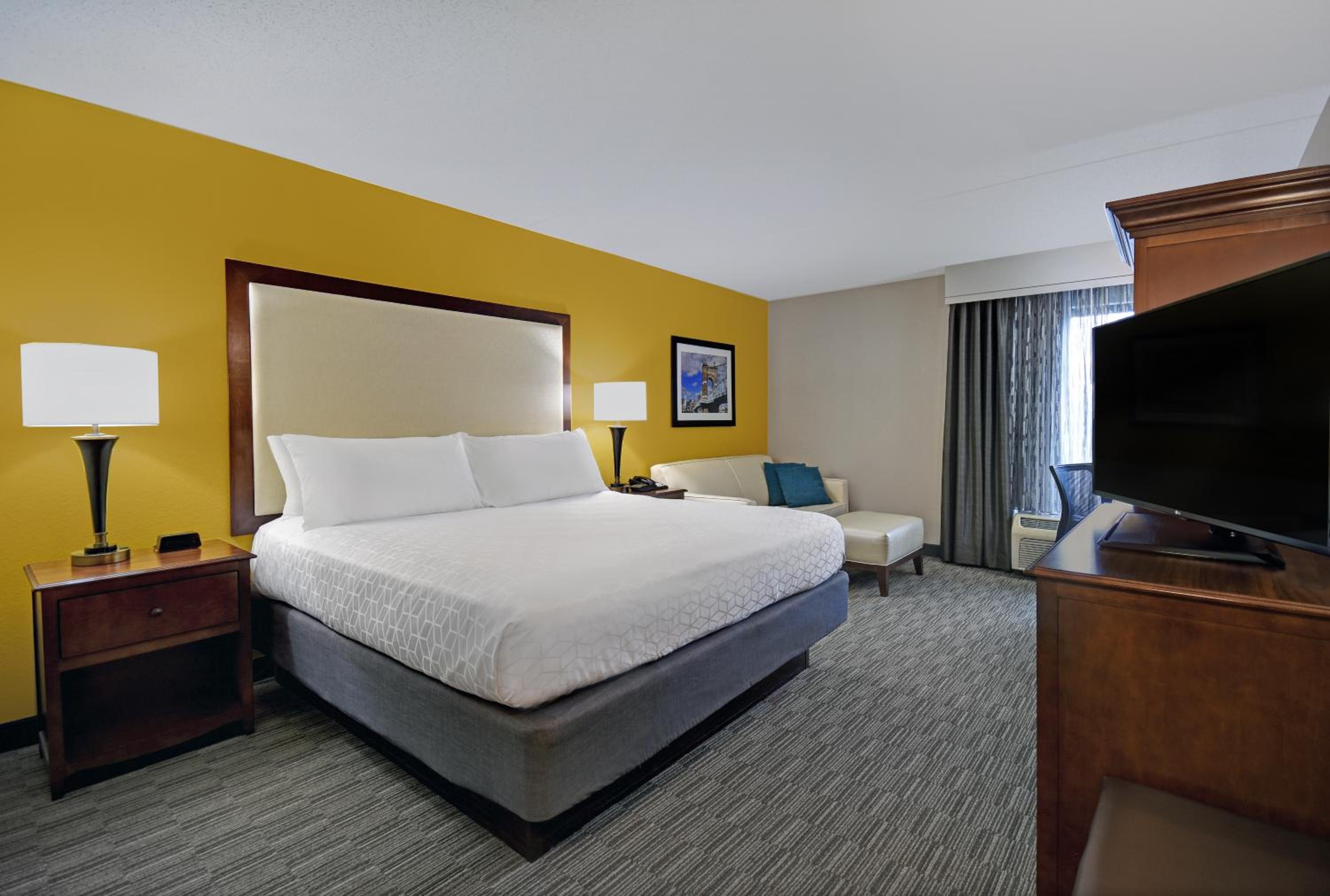 جناح بسرير كينج مع أريكة لذوي الإعاقة، Holiday Inn Express and Suites Cincinnati Riverfront, an IHG Hotel 2/3