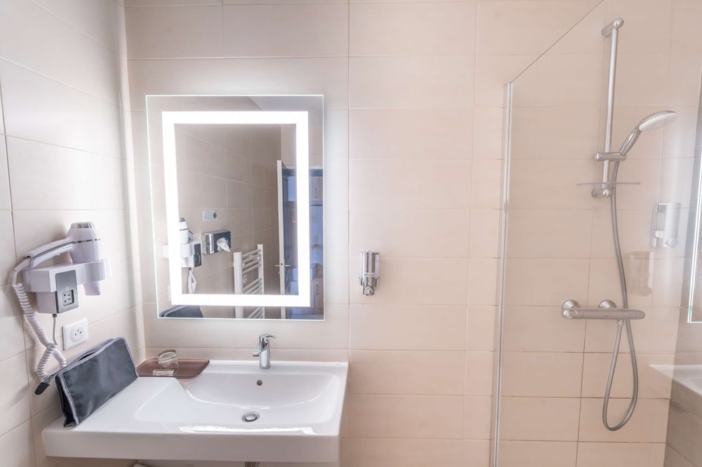غرفة قياسية ثلاثية بسرير كوين مع أريكة، Hotel Ker Lann Aeroport 5/6