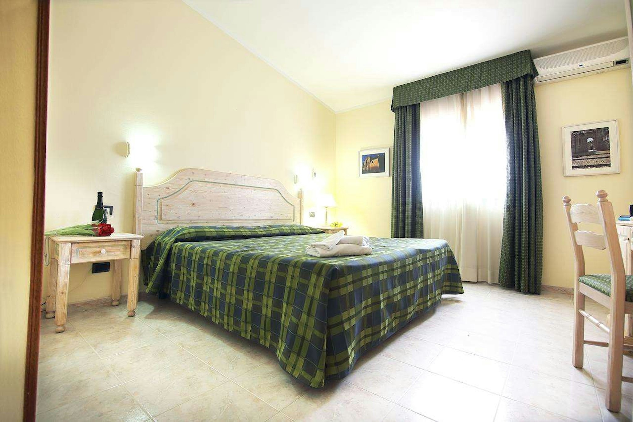 Pausania Inn 8/36
