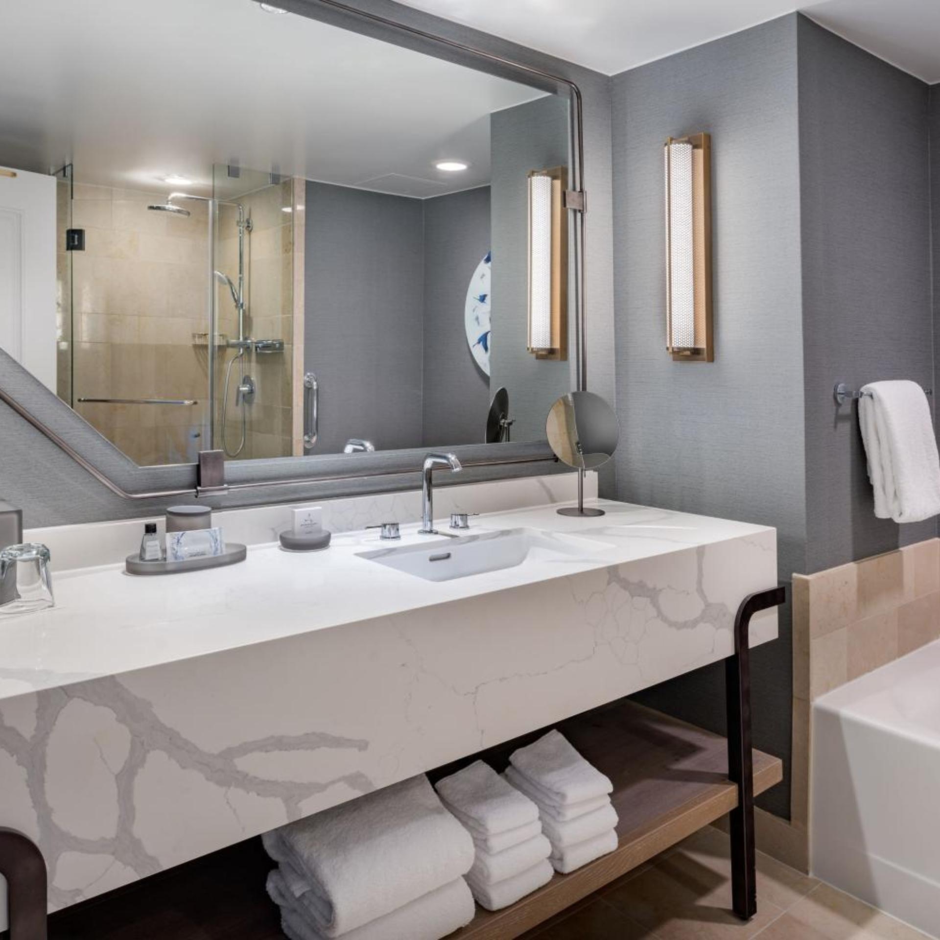 Guest Room, King Bed, Resort View, Sofa, High Floor، JW Marriott Orlando Grande Lakes 4/4