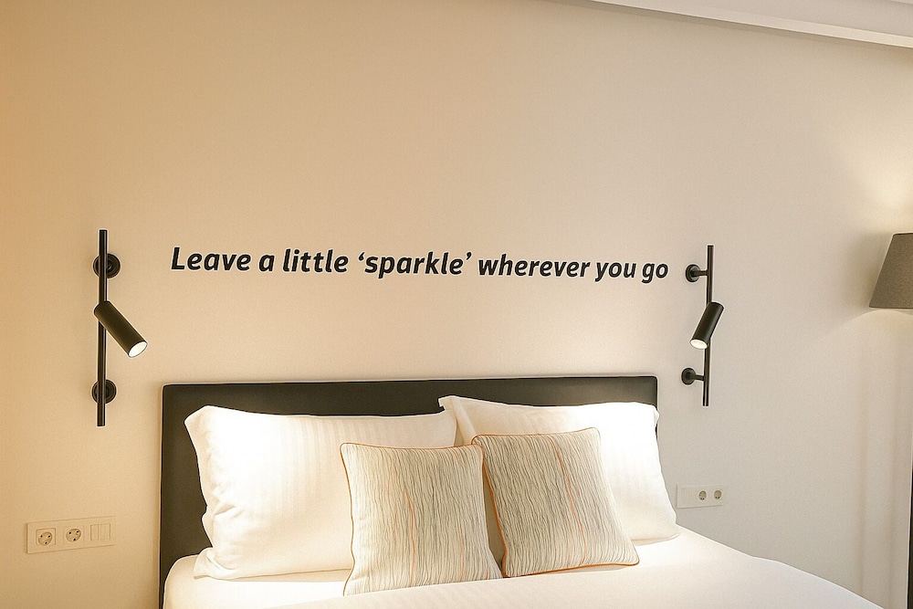 Sparkle Hotel 38/64