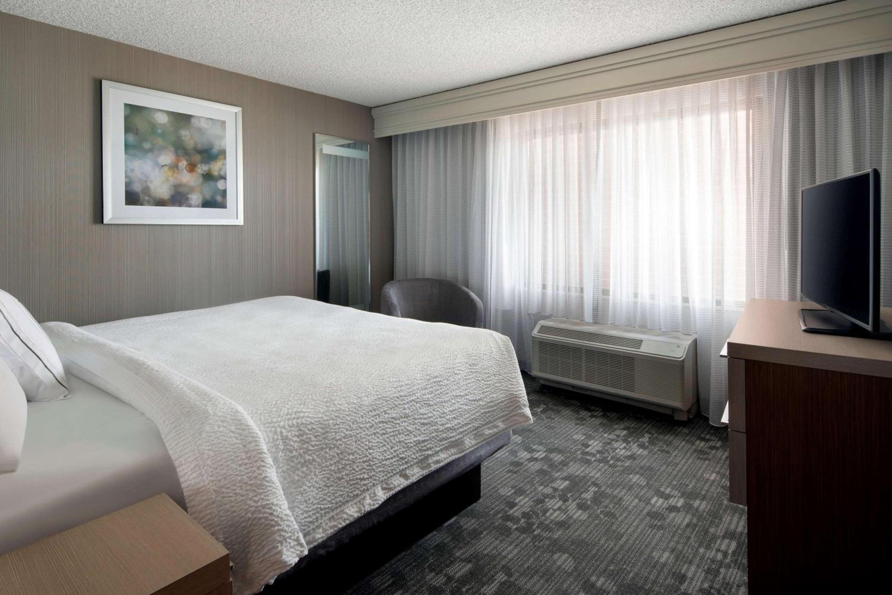 1 BEDROOM, SUITE, KING BED