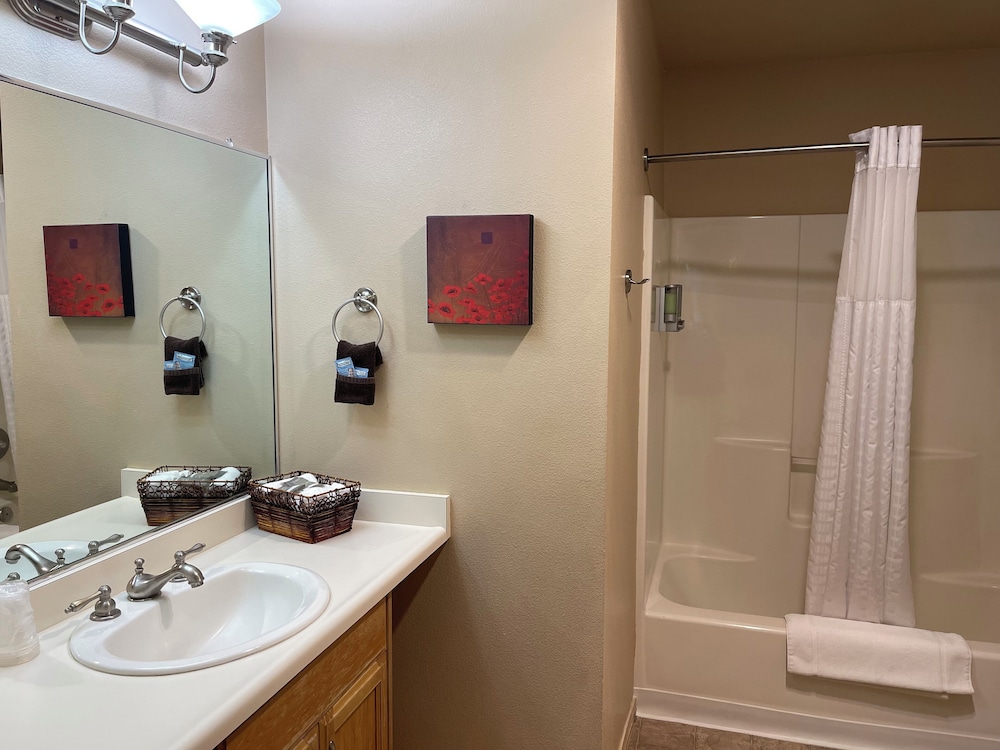 Deluxe, 2 King Beds, Lake Side, Lake View, Sofa