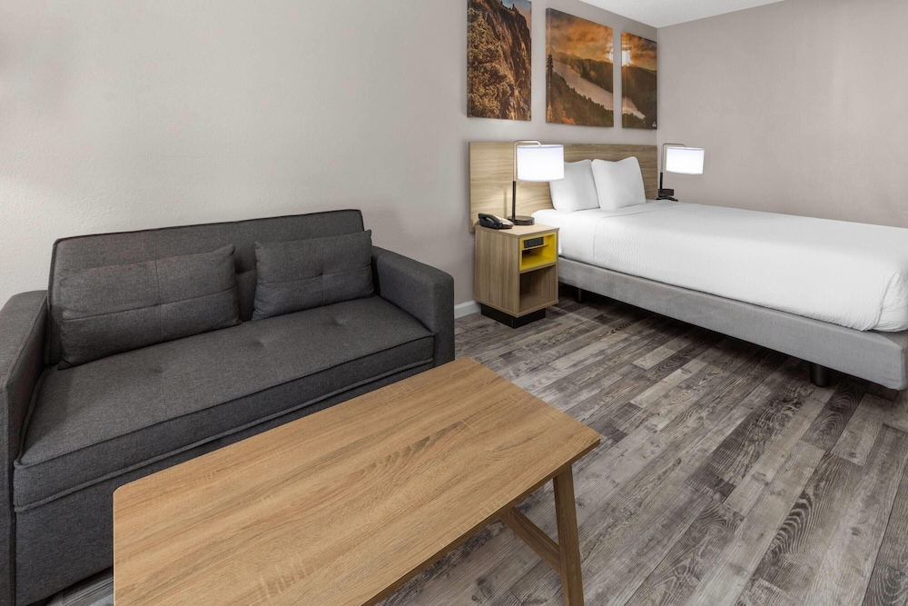 Days Inn by Wyndham Branson Ozarks 48/65