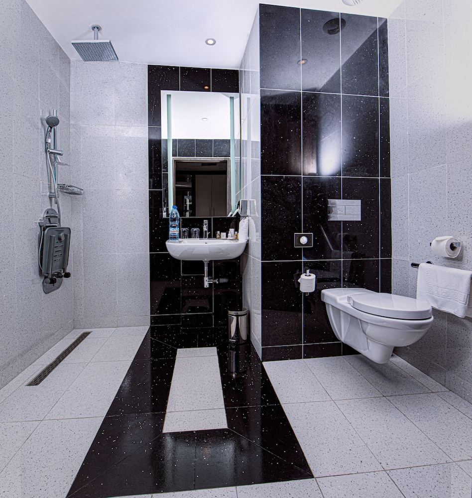 Krystal Palace Douala 35/39