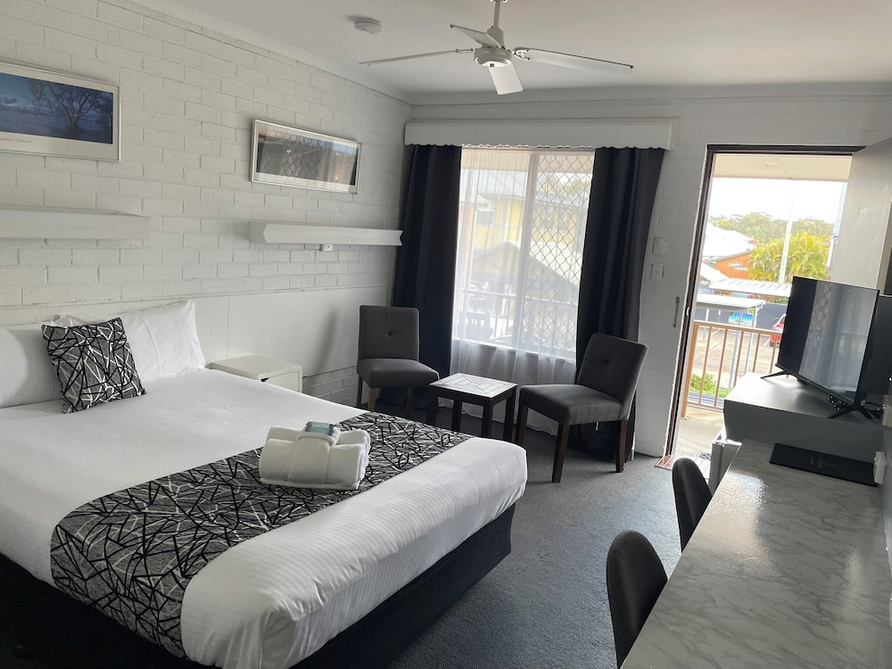 Coastal Bay Motel 25/66