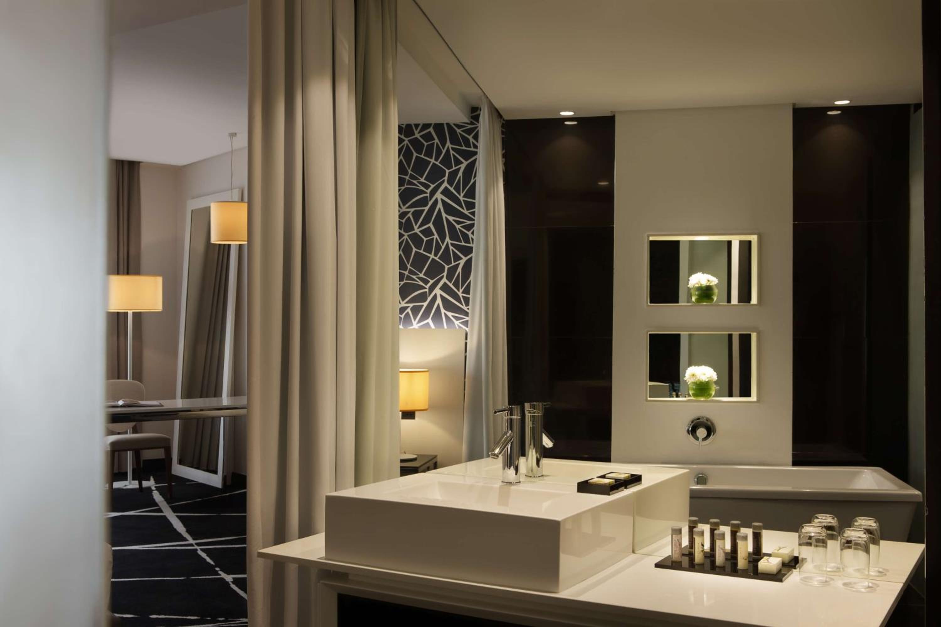 1 Bedroom, Suite, Queen Bed, Lounge Access
