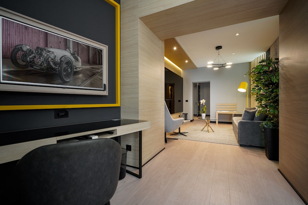 Maccani Luxury Suites 6/85