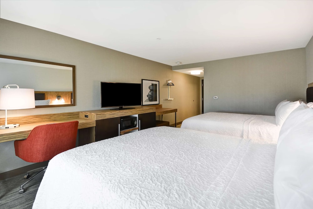 Hampton Inn Suites Detroit Warren 18/49