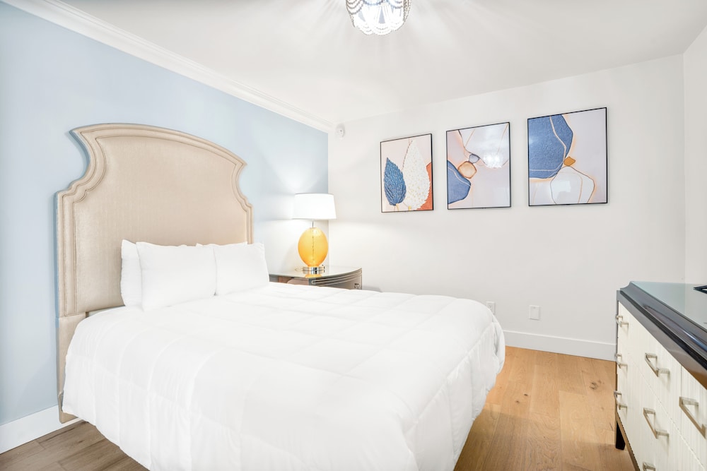 ROOM, QUEEN BED