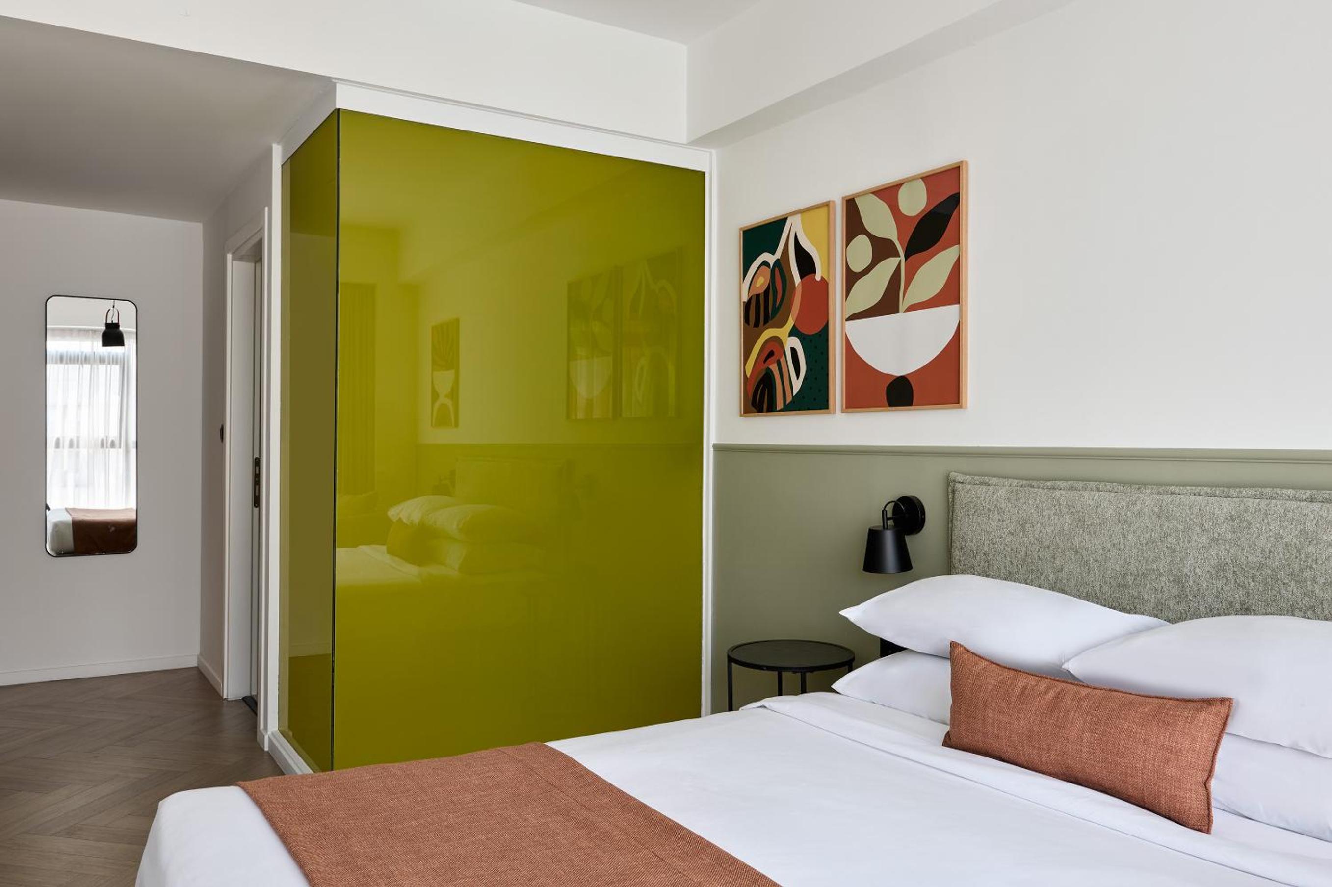 Renovated, Superior, Queen Bed، Breeze Boutique Hotel 2/8