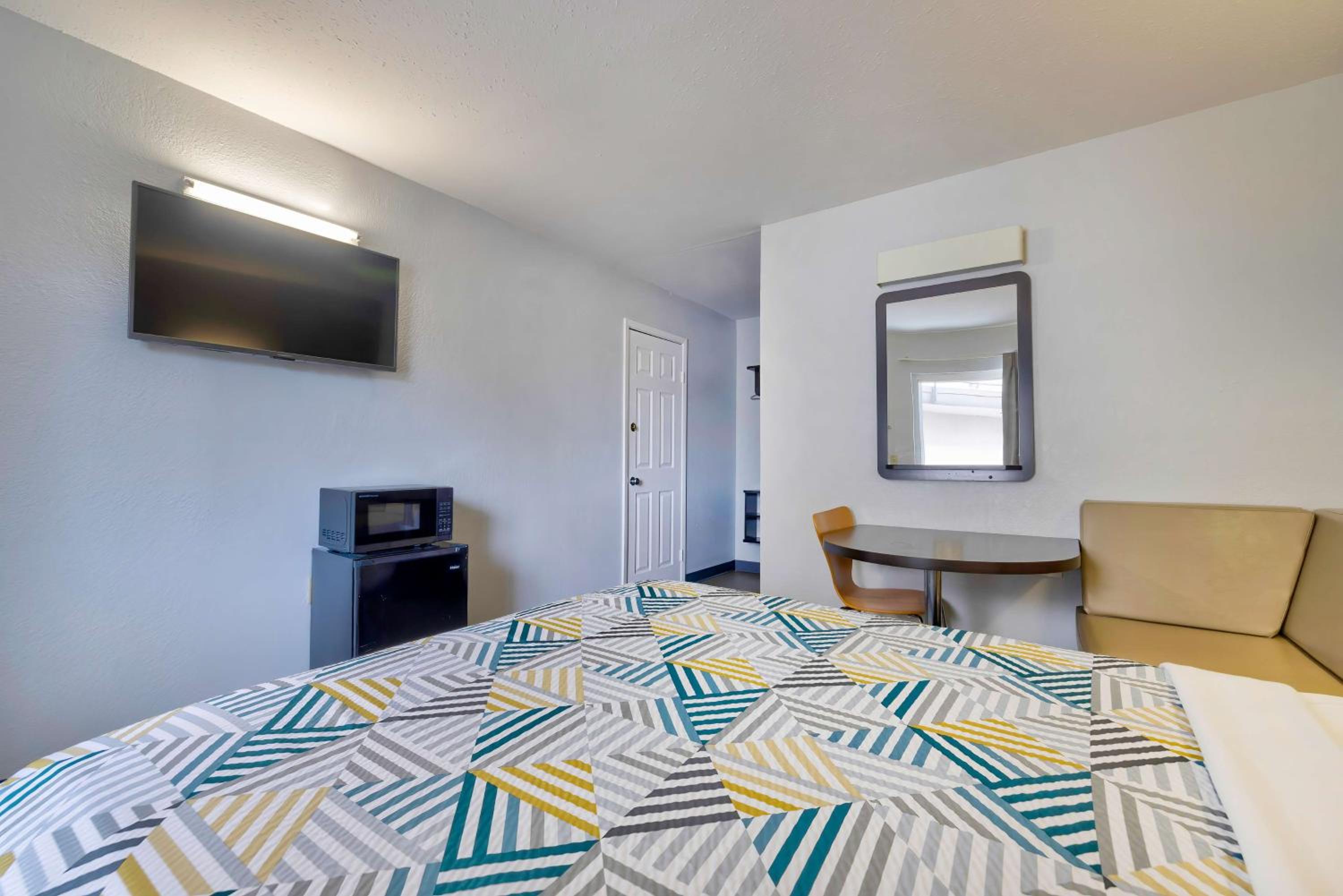 غرفة بسرير كوين لذوي الإعاقة لغير المدخنين، Motel6 Oshkosh, WI 4/10