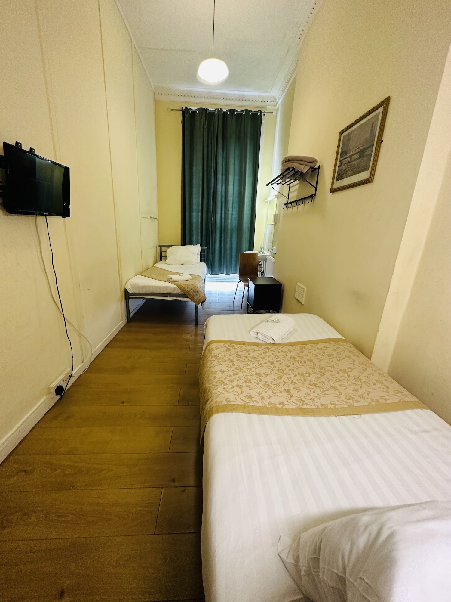 BASIC, TWIN BEDS, SHARED BATHROOM