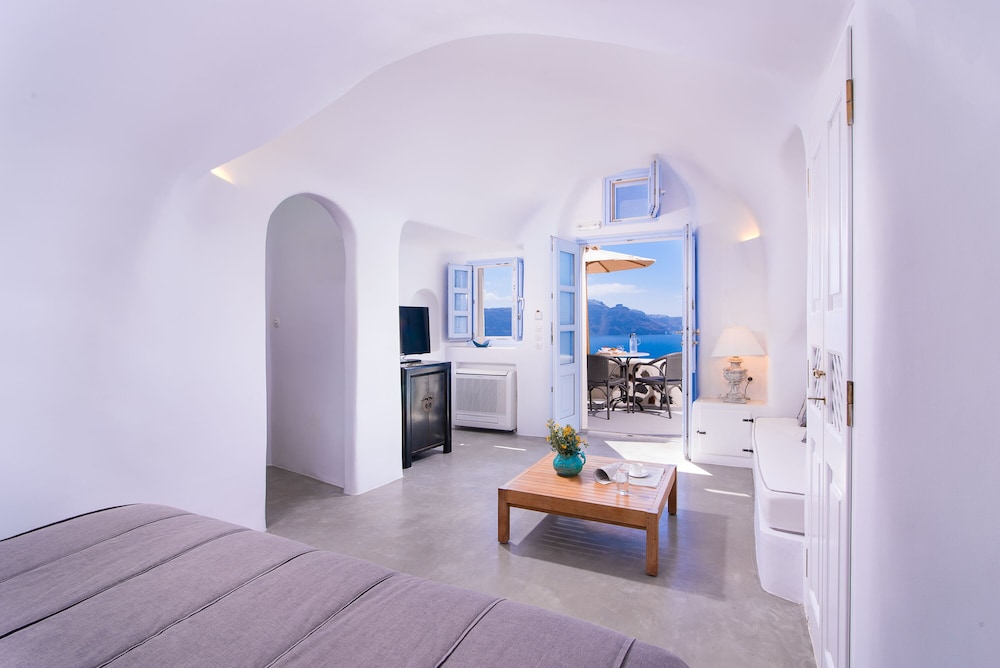 Pezoules of Oia 22/59