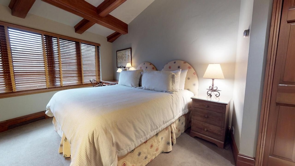 2 Bedrooms, Plaza, Superior, Lodge, 1 King and 4 Single Beds, Mountain Side