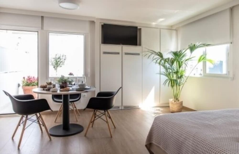 Gallery Suites and Residences 35/43
