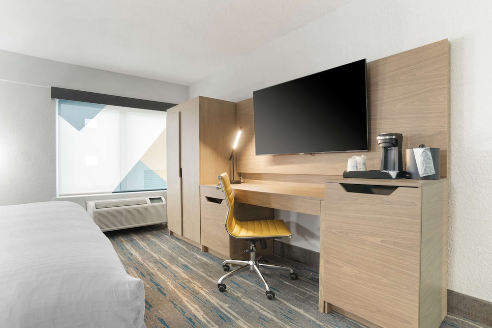 Best Western Plus Mobile Inn and Suites 16/24